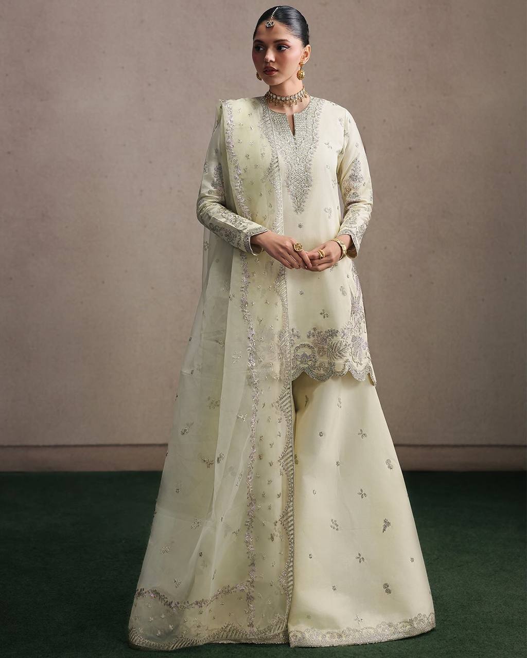 Luxe Pearl Silver Zari Silhouette